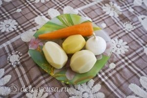 Овощной суп с зеленым горошком: Очистить овощи