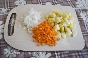 Овощной суп с зеленым горошком: Порезать овощи