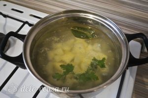 Овощной суп с зеленым горошком: Кладем картошку в кастрюлю