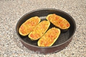 Баклажаны, фаршированные овощами: Заполняем лодочки начинкой и отправляем в духовку