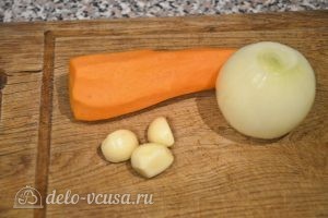 Баклажаны, фаршированные овощами: Моем и чистим морковь, лук и чеснок