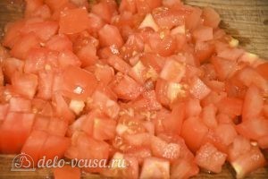 Баклажаны, фаршированные овощами: Нарезаем томаты кубиками
