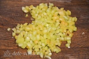 Баклажаны, фаршированные овощами: Мелко нарезаем кубиками перец