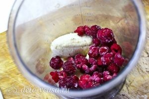 Смузи с малиной и бананом: В чашу кладем банан и малину