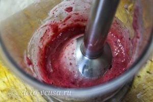 Смузи с малиной и бананом: Измельчить в однородное пюре