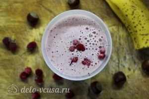 Смузи с малиной и бананом