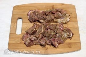 Свинина с горчицей в фольге: Делаем надрезы на мясе и натираем его смесью соли, горчицы и перца