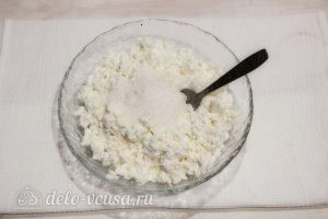 Сырники с вареной сгущенкой: Выкладываем творог и сахар