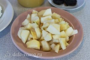 Десерт из яблок и творога: Режем яблоки