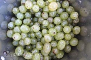 Виноградное варенье: Переложить ягоды в кастрюлю