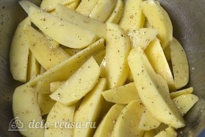 Мясные рулеты с картофелем: Нарезаем картофель и добавляем к ним соль и специи