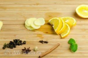 Зеленый чай с имбирем и корицей: Порезать имбирь