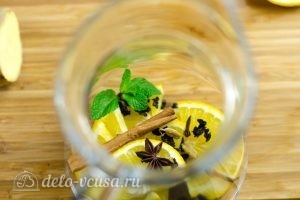 Зеленый чай с имбирем и корицей: Кладем ингредиенты в чайник