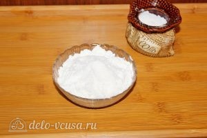 Жареный минтай в муке: Смешиваем муку с солью