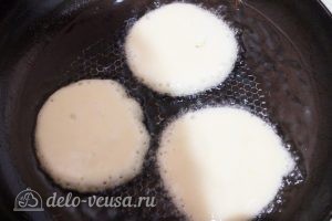 Оладьи на сыворотке: Выкладываем тесто на сковороду