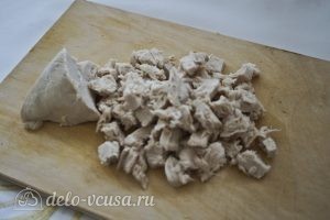 Салат с блинами и грибами: Нарезать мясо