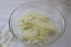 Салат с блинами и грибами: Замариновать лук