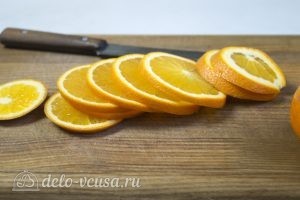 Карамелизированные апельсины: Нарезать апельсины
