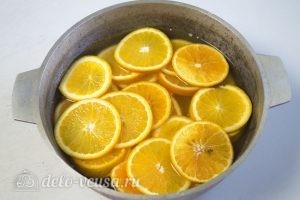 Карамелизированные апельсины: Залить водой апельсины