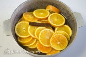 Карамелизированные апельсины: Залить апельсины сиропом и варить