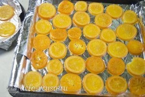 Карамелизированные апельсины: Выложить апельсины на противень