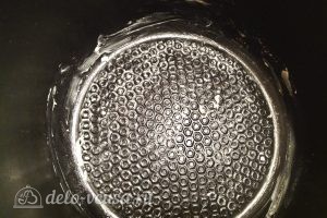 Омлет на кефире: Смазать дно мультиварки маслом