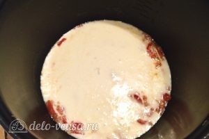 Омлет на кефире: Влить яично-кефирную смесь