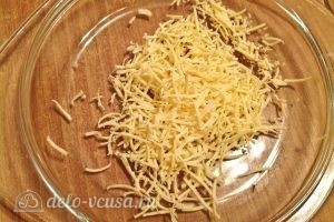 Омлет на кефире: Натереть сыр