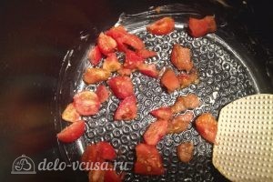 Омлет на кефире: Пожарить томат