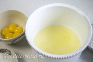 Бисквитный торт с творожным кремом: Разделяем яйца на белки и желтки