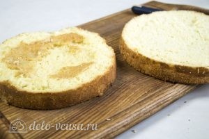 Бисквитный торт с творожным кремом: Разрезаем бисквит на два коржа