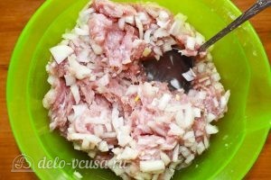 Манты на сковороде: Перемешиваем фарш с луком