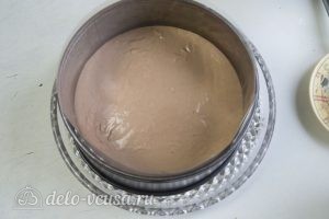 Муссовый торт с пралине: Выливаем часть мусса на корж