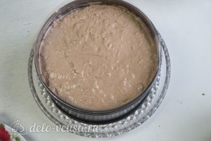 Муссовый торт с пралине: Выкладываем шоколадный слой и оставшийся мусс