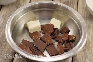 Шоколадные маффины с вишней: Добавляем к шоколаду масло