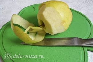 Яблочный мусс: Очищаем яблоки