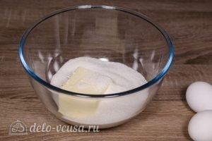 Печенье через мясорубку: Соединить сахар и масло