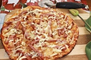 Пицца с вареной колбасой и сыром