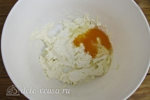 Плавленый сыр с ветчиной: Добавляем яйцо