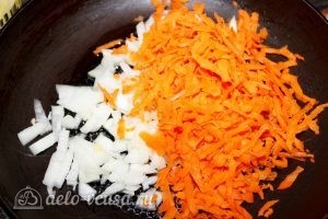 Щи с тушенкой: Подготовить лук и морковь