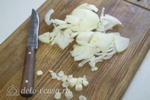 Спагетти с курицей: Нарезаем лук и чеснок