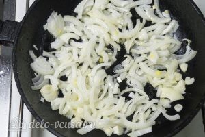 Спагетти с курицей: Обжариваем лук и чеснок
