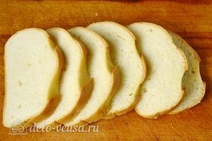 Горячие бутерброды со шпротами: Режем батон