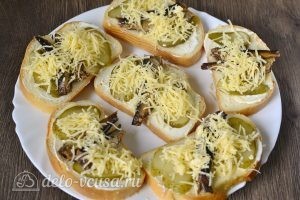 Горячие бутерброды со шпротами: Выкладываем на блюдо
