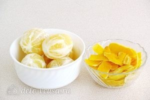 Лимонный джем: Срезаем кожуру с лимонов