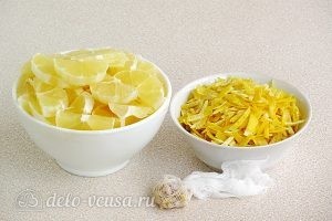 Лимонный джем: Нарезаем мякоть лимонов