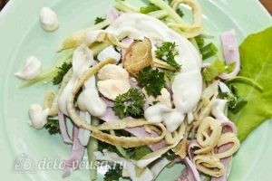 Салат с колбасой, яйцом и блинами: Заправляем салат