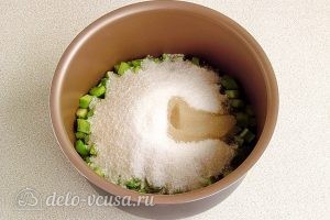 Варенье из ревеня в мультиварке: Выкладываем черешки с водой и сахаром в чашу мультиварки