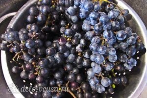 Виноградный компот с мятой на зиму: Промываем виноград