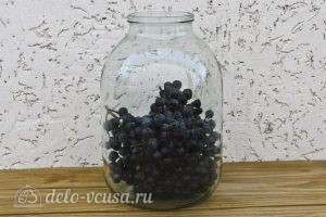 Виноградный компот с мятой на зиму: Заполняем банку виноградом